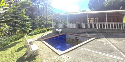 ¡Oportunidad única! Hermosa casa campestre en venta, ubicada en una zona segura y tranquila, rodeada de exuberante vegetación y agradables fuentes de agua que crean un ambiente natural inigualable. Esta propiedad se encuentra en un lugar estratégico, con excelentes vías de acceso, lo que te permitirá disfrutar de la tranquilidad del campo sin perder la conexión con la ciudad.
La casa cuenta con (4) amplias habitaciones, (2) baños, Sala, comedor, cocina abierta, zona de ropas, Espacios cómodos, iluminados y perfectamente ventilados, diseñados para brindarte el máximo confort.
Externamente cuenta con bodega para herramientas, Piscina, kiosco, zona BBQ, nacimiento de agua con tanques, quebrada con chorrera, tanques de reserva, Caseta compostaje, amplios jardines y árboles frutales.
El hogar ideal para disfrutar con tu familia, rodeado de naturaleza y paz. Ven a descubrir este paraíso en la tierra y haz de este lugar tu nuevo hogar. ¡Contáctanos para más detalles!