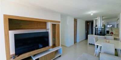 Espectacular apartamento completamente amobaldo y bien equipado,cuenta con 3 alcobas con armario,aire acoondicionado y excelente iluminacion.acabados modernos ,cocina tipo americano para mayor funcionalidad  y 2 baños amplios.balcon vista externa y parqueadero .

El edificio cuenta con piscina,gimnasio,salon social ,zonas verdes y con  vigilancia 24 horas al dia 

ademas de estar ubicado en una zona estrategica y apetecida en barranquilla.

 
