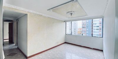 La propiedad en venta se encuentra en el Conjunto Residencial Parques de Primavera, ubicado en el barrio Primavera de Bogotá D.C., Colombia. Este inmueble cuenta con 3 habitaciones, 1 baño, y zona de ropas. Fue construido en el año 1998 y se encuentra en buen estado de conservación. Entre los servicios disponibles en el edificio se encuentran un ascensor, zonas verdes, portero y seguridad las 24 horas. La ubicación del edificio ofrece fácil acceso a diversos servicios y comodidades en los alrededores. DPM-357
