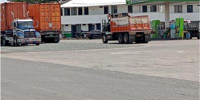 Se vende complejo de bomba - hotel - restarurante, ubicado en la vereda del Gramalote, en el municipio de Ansermanuevo en el Valle del Cauca en una vía de tránsito entre los municipios de Toro y Ansermanuevo, eje turístico y de desarrollo urbano, muy cerca a la glorieta entre Ansermanuevo, la Virginia, Cartago y el puente Anacaro.

El complejo tiene un área de 4378 m2 en un lote triangular, esquinero y plano, que mide  162 m  de frente por 58 m de fondo, el cual posee un área construida de 673 m2.

En el precio de venta se incluye un lote situado justo en frente, con un área de 6400 m2 y un carrotanque.

El complejo consta de  restaurante alquilado en 1.5 millones mensuales y Hotel con 21 habitaciones que produce 20 millones brutos mensuales;

Adicionalmente Lavaderos Lubriteca con venta de 30 millones de pesos brutos mensuales, parqueadero para mulas y camiones. 

La estación de servicio BIOMAX cuenta con una ista con 4 surtidores: 2 de gasolina corriente con 4 mangueras y 2 de DIESEL con 4 mangueras.

 Posee un  tanque Bicompartido en lámina: Gasolina 4.200 galones y ACPM 6.200 galones. 2 equipos Gilbarco, Contrato de suministro. 7.000.000 de galones pendientes aproximadamente, con posibilidad de crecimiento en infraestructura.

No te pierdas la oportunidad de esta fabulosa inversión!

 

 
