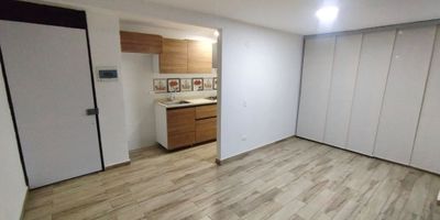 Apartamento lado de la sombra, consta de sala comedor, estudio, cocina integral,  zona de labores, hall, baño auxiliar, habitaciones dos con closet la principal con baño interno, Edificio cuenta con parqueadero comunitario, vigilancia 24 horas, piscina, salón social, zona infantil, gimnasio, gimnasio, ubicada en la zona de mayor expansión de Barranquilla, cerca de centros comerciales, universidades.