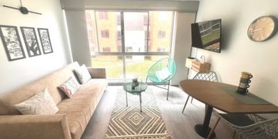 Se vende apartamento en el Conjunto Residencial Portohayuelos, ubicado en el barrio Hayuelos de Bogotá D.C. El inmueble cuenta con una superficie total de 35.26 m² full amoblado y una distribución que incluye una habitación, un baño, cocina integral y sala de juegos. Además, ofrece servicios como piscina, gimnasio, juegos infantiles, sala de juntas y salón de eventos. La propiedad se encuentra en buen estado de conservación. Su ubicación privilegiada brinda fácil acceso a escuelas cercanas y se encuentra amoblada. El apartamento no dispone de parqueaderos, pero tiene gastos de administración de $170,000.   DFE-799
