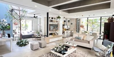 La casa de tus sueños espera por ti, Con una ubicación privilegiada y rodeada de todo lo que necesitas. Con una impresionante área construida de 388 M2, encontrarás 4 cómodas alcobas, cada una con su baño y balcon. Entre sus caracteristicas internas encontraras baño social, estudio, closets integrados en cada dormitorio, cocina integral, habitacion de servicio, citofono y comedor auxiliar.
Eso no es todo, las características externas de esta casa son verdaderamente impresionantes. Disfruta de las amplias áreas sociales. Además, su cercanía a centros comerciales, colegios y universidades, te facilitarán tu día a día. Cuenta con piscina, terraza, zona infantil y gimnasio. Y como si todo esto fuera poco, la casa se encuentra a pocos minutos de las hermosas playas de Puerto Colombia. 
No esperes más, esta es la oportunidad que esperabas para vivir en un paraíso caribeño Contáctanos ahora y conoce más sobre esta increíble casa en Puerto Colombia. Te esperamos