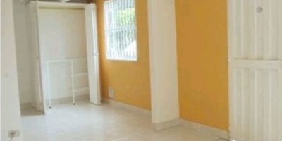 Se vende propiedad ubicada en el Conjunto Portal del Mortiño en Bogotá D.C. En buen estado de conservación, Con 1 local, y 2 Aparta estudios. parqueadero comunal derecho a 1 por vivienda en el conjunto. Entre los servicios ofrecidos en el conjunto se destacan la sala, salón de eventos, juegos infantiles, seguridad las 24 horas, portero, estacionamiento de visitas, acceso fácil, escuelas cercanas, apto para mascotas y una cancha de fútbol. Destaca la ubicación en el barrio Garces Navas de Engativa, con una dirección en la calle Portal del Mortiño. Ideal para quienes buscan comodidad y seguridad en un entorno residencial tranquilo.  DEZ-173
