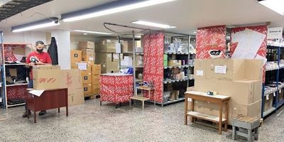 ESQUINERA con bahía de parqueo para 10 motos y cinco carros más zona verde. Excelente inversión Inmobiliaria, segura y rentable con alta valorización. Bodega ubicada muy cerca de CORFERIAS en importante y consolidado sector Industrial, Dirección CALLE 20C 42- 60. Sector con Tratamiento de Consolidación en la Modalidad de Sectores Urbanos Especiales, Uso del suelo permitido para Industria, Comercio, Laboratorios, Oficinas, Salud, Hospital, Clínica, Administración Pública, Educación y otros.  Cuenta con entrada para tractocamión y Entrada independiente para personas.  Área construida 1.380 m2 aprox. área de terreno 30m de frente x 30m de fondo más 150 mtrs aproximadamente de parqueaderos y zona verde. 