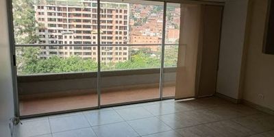 Apartamento en Arriendo en el Sector de envigado, unidad verdum. Este apartamento de aproximadamente 70 metros cuadrados ofrece un diseño cómodo y funcional. Cuenta con 3 alcobas y la de servicio, 3 baños, sala comedor iluminada, cocina integral moderna, zona de ropas independiente, balcón con vista agradable, 3 clósets, y Además, dispone de parqueadero privado y cuarto útil. Se encuentra ubicado en una unidad cerrada que ofrece portería 24 horas, piscina para adultos y niños, salón social, gimnasio, juegos infantiles, zonas verdes, ascensor y shut de basuras. Su ubicación estratégica permite fácil acceso a rutas de buses integradas al metro, vías principales, cerca a supermercados, centros comerciales y otros servicios esenciales.