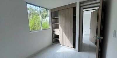 Descubra la oportunidad de elevar su estilo de vida en este exclusivo conjunto residencial en La Pradera. Estos modernos apartamentos, disponibles  para venta , son la personificación del confort y la elegancia. Cada unidad ha sido meticulosamente diseñada para ofrecer un espacio inigualable, destacando con un conveniente parqueadero privado en sótano, tres amplias y luminosas habitaciones, dos baños completos con acabados de primera y una sala-comedor que invita a la relajación y el entretenimiento. La cocina integral, un verdadero corazón del hogar, combina diseño vanguardista con funcionalidad excepcional, perfecta para los amantes de la gastronomía. No pierda la oportunidad de estrenar su hogar en un entorno que lo tiene todo. Para más información y agendar una visita, contacte a TATIANA GALVIZ al 188-3647. 