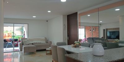 Apartamento exterior en arriendo ubicado en sector residencial, con fácil acceso a vías principales, rutas de transporte publico, cerca a universidades, supermercados, restaurantes, centros comerciales y gran variedad de servicios complementarios de la zona.  Cuenta con piso en mármol, sala comedor, 3 alcobas con baño en cada una y vestier en la principal, baño social, cocina integral abierta tipo americano, alcoba y baño de servicio, cuarto útil, zona de ropas, balcón  y parqueaderos paralelos cubiertos.  El edificio cuenta con ascensor y zonas sociales que incluyen piscina, salón social, turco, paques infantiles, vigilancia y portería 24 horas,  alarma y circuito cerrado de tv.  Inmuebles sujetos a verificación de disponibilidad