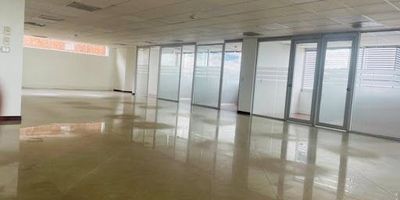 ¡La oficina de tus sueños está aquí! Espacio, confort y ubicación privilegiada en el Norte de Bogotá Imagina trabajar en un espacio que combina amplitud, modernidad y exclusividad. Una oficina diseñada para empresas que buscan lo mejor 91 m de potencial puro, en una ubicación estratégica en el Norte de Bogotá, dentro del prestigioso Edificio North Point 2 Carrera 7 con Calle 156. Lo que hace única esta oficinaEspacio de sobra 91 m para distribuir según las necesidades de tu empresa.2 garajes propios Olvídate del estrés del parqueo, aquí hay espacio para todos.Zonas comunes de primer nivel Accede a auditorios para eventos, una moderna plaza de comidas para tus empleados y una acogedora zona de descanso para recargar energías.Ubicación estratégica Fácil acceso por la Carrera 7, rodeada de servicios, bancos, restaurantes y comercios.Seguridad y tecnología Edificio con altos estándares de vigilancia, infraestructura moderna y espacios diseñados para la productividad