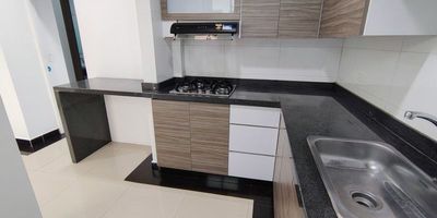 EXCELENTE OFICINA  EN BUEN ESTADO, AMPLIO, FRESCO. BUENA UBICACIÓN, ZONA RESIDENCIAL Y COMERCIAL.