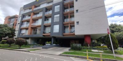 COD. 3092 Hermoso apartamento de 67M2 en 3 piso con ascensor, edificio estrato 5, con vigilancia 24 h, parque infantil, salón social, Gym, parqueadero de visitantes. Sala comedor con chimenea, cocina abierta a gas, zona de lavandería independiente, baño auxiliar,  2 habitaciones con closet y baño privado, parqueadero cubierto y deposito. Cerca a Club Country, HOME SENTRY, vías de acceso Cr. 19 y Cl 127.
Uniproyectos, donde cada puerta es una bienvenida. Te esperamos.