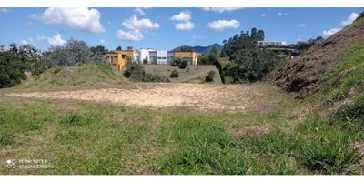 Lote para la venta en parcelación, cerca a la vía principal, universidades, estación de gasolina, restaurantes y transporte público.
