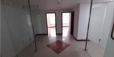Oficina en venta Poblado

 

Local en venta, situado en el poblado, abarca 79 metros cuadrados y ofrece dos baños completos, una práctica cocineta y ventanales que brindan una vista excepcional.

Cuenta con aire acondicionado para mayor confort y seguridad las 24 horas del día. Además, se distingue por sus cuatro espacios independientes, una puerta vidriera llamativa y dos plazas de estacionamiento paralelas para mayor comodidad.
