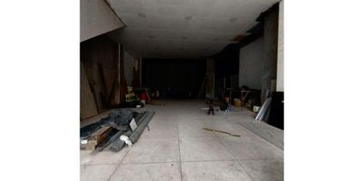 Se arrienda local comercial en Medellín, ubicado en el barrio Las Acacias sobre la estratégica Calle 33 (Avenida 33). Este espacio, con 204 m² de área y un baño, es ideal para su negocio y está listo para estrenar. Cuenta con vigilancia, proporcionando un entorno seguro. Ubicado en un solo nivel, ofrece fácil acceso y gran visibilidad. Con una antigüedad de 2 años, presenta una excelente oportunidad en la ciudad. El canon de arriendo es de $15,500,000. Para más detalles o coordinar una visita, puede contactarnos vía WhatsApp o ver los teléfonos disponibles.