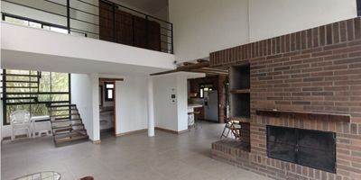 Esta espectacular finca para alquiler es el lugar perfecto para vivir en un entorno natural inigualable. Con un área terreno de 12.500 m2, y un área construida de 250 m2, esta propiedad ofrece todas las comodidades para vivir en un entorno de calma y tranquilidad. 

El inmueble cuenta con 3 alcobas, 4 baños, 2 garajes, sala comedor amplia, cocina integral y una amplia zona exterior. Además, está equipado con baños en la habitación principal, barra estilo americano ofreciendo toda la comodidad y elegancia para los inquilinos.

El canon de arrendamiento incluye poda y mantenimiento del jardín. 

¡Contáctanos!
