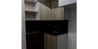 ¿Estás buscando un lugar cómodo, moderno y bien ubicado para vivir? ¡Este apartaestudio en alquiler en la ciudad de Bello, Antioquia, es la opción perfecta para ti! Con una excelente área total de 38 M2 que se distribuyen en un área construida y privada de igual medida, esta propiedad es ideal para aquellos que buscan comodidad y practicidad. Al ingresar a este apartaestudio, te recibirán una habitación y un baño completamente equipados y en perfectas condiciones para su uso. Además, podrás disfrutar de la tranquilidad y frescura del balcón, mientras tomas un descanso de tu rutina diaria. El baño auxiliar y el baño en habitación principal son una ventaja adicional que garantiza privacidad y comodidad para los residentes.

La cocina integral es moderna y cuenta con todos los elementos necesarios para preparar tus alimentos favoritos. La electricidad está incluida en el valor del alquiler, lo que te permitirá un ahorro en tus gastos mensuales. Y, ¿qué tal disfrutar de una hermosa vista panorámica desde la comodidad de tu hogar? Este apartaestudio te ofrece eso y mucho más. En cuanto a las características externas, este inmueble tiene un acceso pavimentado que facilita la movilidad y está rodeado de centros comerciales donde podrás encontrar todo lo que necesitas. También está ubicado cerca de la zona urbana, lo que te dará acceso a los mejores servicios y comodidades de la ciudad. La seguridad no será un problema en esta propiedad, ya que cuenta con circuito cerrado de tv, portería/recepción y vigilancia las 24 horas del día para garantizar la tranquilidad de sus residentes. Además, podrás disfrutar de áreas verdes, zonas deportivas y zona infantil en la urbanización cerrada donde se encuentra el apartaestudio.

¡No pierdas la oportunidad de vivir en una zona residencial tranquila y rodeada de parques cercanos! Y si necesitas desplazarte por la ciudad, no te preocupes, ya que encontrarás transporte público cercano. Con todas esta