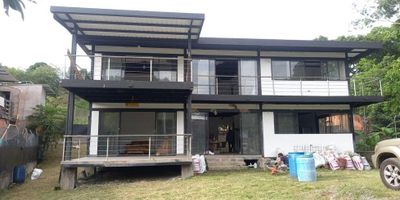 En la tranquila Vereda Llano de la Montaña, en Sopetrán, se encuentra una propiedad excepcional que combina elegancia y confort en cada detalle. Esta casa cuenta con cuatro amplias habitaciones, ideal para aquellos que buscan un espacio acogedor para descansar y disfrutar de la serenidad que ofrece la naturaleza circundante.

La cocina integral, diseñada con una isla central, se convierte en el corazón de la casa, donde la funcionalidad se encuentra con el estilo. Un mesón de piedra sinterizada aporta un toque de distinción y durabilidad, perfecto para quienes disfrutan de la cocina gourmet.

Con cuatro baños perfectamente distribuidos, cada miembro de la familia o visitante tendrá su propio espacio privado. Además, la propiedad incluye un cuarto útil, ideal para almacenamiento adicional o para adaptarlo según las necesidades del hogar.

Ubicada en el encantador Callejón de la Mona, esta casa ofrece una experiencia única, donde la modernidad y la tradición se entrelazan en un entorno natural incomparable.
