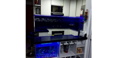 En una de las más prestigiosas y hermosas ciudades de Colombia, Rionegro, se encuentra este encantador apartamento ideal para aquellos que buscan una vida cómoda y en contacto con la naturaleza. Su excelente ubicación en Antioquia hace que sea una opción perfecta para aquellos que buscan estar cerca de la ciudad, pero con la tranquilidad y tranquilidad que solo una zona residencial puede ofrecer.

Este apartamento cuenta con un área total de 53 M2, distribuidos de manera inteligente en su área construida y privada. Con un total de 3 amplias habitaciones y 2 baños, esta propiedad es ideal para familias o parejas que deseen tener su propio espacio. Además, cuenta con excelentes características internas como un balcón para disfrutar de impresionantes vistas, baño auxiliar, baño en habitación principal, clósets para un óptimo almacenamiento, sistema de electricidad y conexión a internet.

En cuanto a sus características externas, este apartamento se encuentra en un complejo de viviendas que cuenta con acceso pavimentado, lo que lo hace un lugar más seguro y cómodo para vivir. Además, está rodeado de centros comerciales, lo que facilita las compras diarias y proporciona entretenimiento cercano. También se encuentra cerca de la zona urbana, lo que permite un fácil acceso a otros servicios y comodidades. Con un circuito cerrado de TV, colegios y universidades cercanas, parqueadero de visitantes, parques y zonas deportivas cercanas, así como un fácil acceso al transporte público, este apartamento tiene todo lo que necesita para una vida cómoda y activa en la ciudad.

No pierdas la oportunidad de ser el propietario de este moderno y acogedor apartamento en Rionegro, Antioquia. ¡Contáctanos ahora mismo para programar una visita y enamorarte de este increíble lugar!
