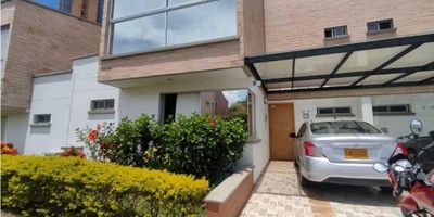 Disfruta de la comodidad y tranquilidad de vivir en una de las ciudades más hermosas de Colombia. Esta increíble casa para alquiler se ubica en Rionegro, Antioquia, una zona privilegiada que destaca por sus hermosos paisajes, excelente clima y una amplia oferta de servicios y actividades.

Con una amplia área construida de 160 M2, esta casa cuenta con todo el espacio que necesitas para vivir cómodamente. Posee 3 amplias alcobas, perfectas para ti y tu familia. Además, cuenta con 2 baños completamente equipados para tu comodidad y privacidad.

Para aquellos que aman a sus mascotas, esta casa es ideal ya que admite animales de compañía. Así podrás disfrutar de su compañía sin preocupaciones. Además, cuenta con todas las comodidades internas que puedas imaginar, como armarios empotrados en todas las alcobas, baño auxiliar, baño en habitación principal y una barra estilo americano que se integra a la moderna cocina integral equipada con todo lo necesario para preparar deliciosas comidas. Además, cuenta con clósets y depósito para un mejor almacenamiento.

La casa está rodeada de hermosos paisajes y cuenta con una doble ventana que permite una excelente iluminación y ventilación, lo que la hace perfecta para aquellos que disfrutan de la naturaleza. En las noches frías, podrás calentar tu hogar con una chimenea que le dará un toque acogedor y romántico a tu hogar.

Si buscas un lugar para relajarte y compartir con tus seres queridos, esta casa también cuenta con una sala de usos múltiples, perfecta para esas reuniones especiales. Y para una mayor comodidad, cuenta con 2 garajes para el resguardo de tus vehículos.

Pero las características de esta casa no terminan allí. En cuanto a su ubicación, tiene todo lo que necesitas cerca. Se encuentra en una zona residencial con acceso pavimentado, lo que garantiza una fácil movilidad. Además, cuenta con áreas sociales como jardines y terraza, así como cercanía a centros comerciales, colegios, u