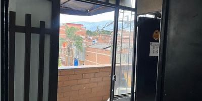 Bodega en venta en Itagüí, ubicada en el barrio Santa María No. 2, cerca a la zona el Carmelo. Este inmueble de 317 m² cuenta con 2 baños y se distribuye en 2 pisos, ofreciendo un amplio espacio para sus operaciones. La propiedad posee vigilancia, brindando seguridad para su negocio. Su ubicación en Itagüí, Antioquia, facilita el acceso a vías principales y servicios. Una excelente oportunidad para establecer o expandir su empresa en un sector de alta demanda. Contáctenos para más detalles sobre esta bodega en venta en Itagüí. Dispone de opciones de contacto por WhatsApp, formulario o ver teléfonos.