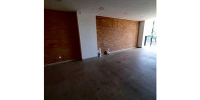 Se arrienda excelente oficina en laureles 145mts,piso en ceramica, baño,cocineta,2 espacios para oficinas independientes,balcón grande con ventanal,ascensor, zona vigilada 24h, muy bien ubicada cerca a la glorieta de don quijote, el éxito de laureles, con muy buen acceso a transporte publico