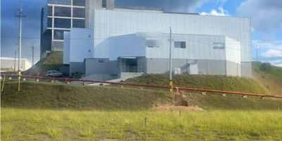 Esta amplia bodega de 2000 M2 de terreno y 816 M2 de área construida es la opción perfecta para tu negocio en Rionegro, Antioquia. Ubicada en una zona estratégica con acceso pavimentado y cerca de distintos centros comerciales, la bodega ofrece una gran oportunidad de crecimiento y expansión.

Su diseño moderno y funcional te permite adaptarla a cualquier tipo de actividad industrial, comercial o de servicios. Con un área privada de 816 M2, cuenta con espacio suficiente para almacenamiento y producción, así como para oficinas y zonas de descanso.

En su interior, encontrarás dos baños y conexión para electricidad, internet y sistema de alarma, lo que garantiza un ambiente de trabajo seguro y cómodo. Asimismo, cuenta con cochera/garaje y 5 espacios adicionales para parqueo, perfecto para recibir a clientes o visitantes.

En su entorno externo, la bodega se encuentra en una zona urbana, con vigilancia privada y circuito cerrado de TV, lo que brinda una mayor tranquilidad y seguridad. Además, está rodeada de zonas verdes, parques y colegios/universidades, lo que la convierte en un espacio ideal para trabajar y vivir en un ambiente armonioso.

La acceso discapacitados y su ubicación privilegiada sobre una vía principal con transporte público cercano, facilitan el acceso y movilidad tanto de empleados como de productos y mercancías.

No pierdas la oportunidad de establecer tu negocio en esta bodega que combina la comodidad de una urbanización cerrada con la dinámica de una zona comercial e industrial en pleno crecimiento. Disfruta de una amplia área social, zonas infantiles y deportivas, y de la tranquilidad de una zona campestre, todo en un mismo lugar.

¡Contáctanos para agendar una visita y conocer más sobre los beneficios que esta bodega para alquiler tiene para ofrecer a tu negocio!
