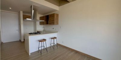 ¡Oportunidad única en Ciudad del Río! Apartamento de lujo de 51 m2, diseñado para parejas que buscan intimidad y comodidad. Con una habitación amplia, dos baños modernos y un garaje privado, este apartamento es el refugio perfecto. La unidad cuenta con todas las comodidades para una vida cómoda y relajada. ¡No te pierdas esta oportunidad de vivir en uno de los barrios más exclusivos de la ciudad! ¡Contáctanos para agendar una visita!
