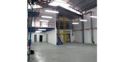 ¡Excelente oportunidad de inversión en Medellín, Antioquia! Se alquila amplia bodega en $17,360,000 mas iva, con una área construida de 620 M2, von 2 mezanines de 113 y 121 m2, este último con malacate. 4 baños, Puerta garaje motorizada, buena iluminación. 
energía trifásica y transformador de 75 kva. ideal para desarrollar una amplia variedad de actividades empresariales ya que el uso del suelo es de alta mixtura.esta bodega cuenta con cuatro espaciosos y baños que ofrecen comodidad y privacidad para tu equipo de trabajo. 

En el interior, encontrarás todas las comodidades necesarias para llevar a cabo tus actividades de manera eficiente. Cuenta con servicios básicos como agua y electricidad, lo que te permitirá tener una gestión empresarial sin interrupciones ni inconvenientes. Además, cuenta con baño auxiliar y depósito para mayor comodidad y organización en tu día a día.

La ubicación de esta bodega es una de sus mejores características. Se encuentra sobre una vía principal, lo que garantiza un fácil acceso desde cualquier parte de la ciudad. Además, el acceso pavimentado facilitará el transporte de tus mercancías y productos. También cuenta con una excelente conexión con el transporte público cercano, lo que facilita el desplazamiento de tus colaboradores y clientes.

Esta bodega se encuentra en una zona privilegiada, rodeada de un ambiente comercial e industrial vibrante. Esto te permitirá tener una amplia oferta de proveedores y clientes dispuestos a hacer negocios contigo. Además, podrás estar al día con las últimas tendencias y novedades en tu industria gracias a la cercanía de otros negocios similares.

En resumen, esta bodega para alquiler en Medellín cuenta con una excelente ubicación, amplios espacios y todas las comodidades necesarias para llevar a cabo tus actividades empresariales con eficiencia y éxito. ¡No pierdas esta oportunidad única de hacer crecer tu negocio en una de las ciudades más pujantes de 
