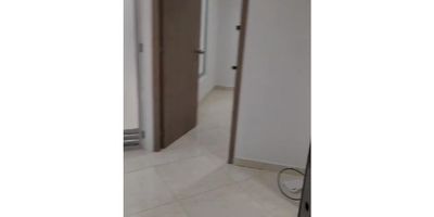 Este moderno apartaestudio ubicado en Envigado, Antioquia, es una excelente opción para aquellos que buscan comodidad y funcionalidad en un mismo lugar. Con un área construida de 40 M2, esta propiedad ofrece la combinación perfecta entre espacio y practicidad. Ideal para personas solteras o parejas que prefieren vivir en un ambiente acogedor y de fácil mantenimiento.

La alcoba principal cuenta con un diseño inteligente que aprovecha al máximo el espacio, brindando un ambiente agradable y confortable. El baño, de estilo moderno, está equipado con todos los elementos básicos necesarios. Además, el inmueble está preparado para recibir a tu mascota, ya que admite animales de compañía.

El apartaestudio también cuenta con comodidades internas para tu mayor tranquilidad y confort. Entre ellas, se encuentran el agua, el calentador, los clósets y la cocina integral, que te permitirán llevar una vida práctica y sin preocupaciones. Conectarse a los servicios de electricidad y gas domiciliario es muy sencillo, sin la necesidad de trámites adicionales.

Por otro lado, en las áreas comunes del conjunto residencial encontrarás un acceso pavimentado, lo que facilita la movilidad dentro de la propiedad. Además, su ubicación interior te ofrece una mayor privacidad y alejamiento del bullicio exterior. A pocos minutos podrás acceder a importantes centros comerciales, donde encontrarás una amplia variedad de servicios y entretenimiento.

el inmueble tiene incluido servicios publicos, parabolica e internet en el valor del canon 

En resumen, este apartaestudio es una excelente elección para ti que buscas una vivienda práctica y funcional sin sacrificar la comodidad y la ubicación. No pierdas la oportunidad de alquilar este inmueble que se ajusta perfectamente a tus necesidades. ¡Contáctanos ahora mismo para programar una visita y conocerlo en persona!
