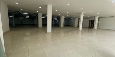 Este amplio y versátil local comercial se encuentra ubicado en la encantadora ciudad de Marinilla, en el departamento de Antioquia, Colombia. Con una extensión de 580 M2 tanto en su terreno como en su área de construcción y privada, este inmueble ofrece una amplia y cómoda distribución para adaptarse a distintos tipos de negocios y emprendimientos. En su interior, este local cuenta con todas las comodidades y servicios necesarios para garantizar el éxito de tu negocio. Dispone de agua, baño auxiliar, electricidad e internet, lo que te permitirá llevar a cabo tus actividades de manera eficiente y sin preocupaciones.

En cuanto a su ubicación externa, este local cuenta con accesos pavimentados que facilitan el tránsito tanto de vehículos como de peatones. Además, se encuentra en una zona privilegiada con grandes centros comerciales cercanos, lo que potenciará y atraerá a una gran afluencia de clientes a tu negocio. Para brindar mayor seguridad y comodidad, el local se encuentra en un circuito cerrado de televisión que supervisa constantemente el entorno. También se encuentran en las cercanías colegios y universidades de prestigio, lo que lo convierte en una opción atractiva tanto para estudiantes como para profesionales en busca de nuevos emprendimientos.

Si lo tuyo es el comercio, este local es ideal para ti. Se encuentra en una zona comercial en pleno auge, rodeada de varios parques y espacios verdes que ofrecen un ambiente agradable y moderno para el desarrollo de tu negocio. Con todas estas características, este inmueble tiene todo lo necesario para convertirse en el lugar perfecto para materializar tus proyectos e impulsar tu emprendimiento al éxito. ¡No esperes más y contáctanos para visitarlo hoy mismo!
