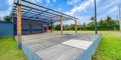 Este lote ofrece una generosa extensión de terreno, perfecta para diversas posibilidades comerciales Con su amplitud, proporciona espacio más que suficiente para construir una estructura a medida para cualquier tipo de negocio, asegurando visibilidad y accesibilidad para clientes potenciales. Su ubicación estratégica lo convierte en una opción atractiva para inversionistas o emprendedores que buscan establecerse en una zona de alto tránsito y potencial comercial.
