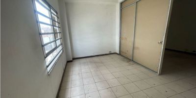 Oficina en Arriendo Maximiza tu productividad en esta amplia oficina situada en el segundo piso, perfecta para profesionales o pequeñas empresas que buscan un espacio funcional y bien ubicado. Con ventanas que miran hacia la calle, este lugar no solo es luminoso, sino que también ofrece una agradable vista que animará tu jornada laboral. Características destacadas: -Ventilación e iluminación natural:Dos ventanas que proporcionan luz natural durante el día y una vista agradable. -Espacio adaptable:Incluye un área que puede ser acondicionada como cocineta, ideal para breaks o para mantener tu energía durante el día. - Privacidad y comodidad:Cuenta con un baño privado equipado con lavamanos. - Seguridad:Dotada de reja de seguridad para tranquilidad de los ocupantes. Ubicada en una zona de fácil acceso y cercana a diversos servicios, esta oficina es una excelente opción para aquellos que valoran la comodidad y seguridad. ¡No dejes pasar la oportunidad de establecer tu negocio en un lugar estratégico y acogedor!

