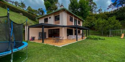 Finca en Rionegro Sector San José de las Cuchillas * Área: 4.400 m2 * Área const: 220 m2 * Habitaciones 4 * Baños 5 La propiedad cuenta con una pequeña cancha de fútbol, juegos infantiles, casa de muñecas y placa polideportiva con muro de tenis. La casa consta de sala comedor, cocina con barra, terraza cubierta y en el segundo piso tiene sala de televisión y cuatro habitaciones muy amplias, todas con baño. El punto es muy bueno por su cercanía al aeropuerto, a Medellín, tiene muchas vías alternas . Precio: $950"000.000
