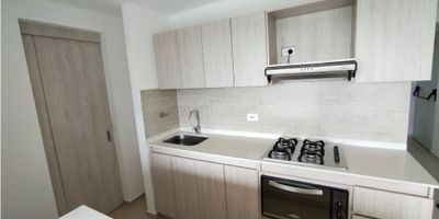 Área 80 Mtrs2, 3 Alcobas, 2 Baños, Cocina Integral, Sala-Comedor, Zona de Ropas.

Parqueadero, Cuarto Útil, Unidad Cerrada, Vigilancia 24/7, Circuito cerrado de tv, piscina Climatizada, Canchas de basquetball y micro, Zonas Verdes, Parqueadero de Visitantes, Zonas Sociales,Ascensor.

Cerca a Centros Comerciales, Iglesias, Supermercados, Parques, Trasporte Público, Comercio en General.   
