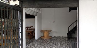 Local para el alquiler en excelente ubicacion, cerca al parque de San Antonio, area de gran flujo de personas, ubicado en una zona de locales de uso gastronomico, con un area de 50 mt2 con doble puerta ( una a la via y otra ala zona de comidas ) se cuenta con una zona de uso sanitario comun, camaras de seguridad dentro de la zona gastronomica, el local tiene un mesanini, derecho a usar las mesas de la zona gastronomica.
