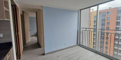 Hermoso apartamento de aproximadamente 42 m2. Cuenta con sala comedor, 2 habitaciones con su respectivo closet, cocina integral, 2 baños con sus respectivas divisiones, zona de ropas y parqueadero privado. Pueden en este momento las zonas comunes están en proceso de entrega y una vez estén se puede hacer uso de zonas verdes, piscina, gimnasio, zona de Mosquera, zona BBQ, sauna y turco, salón social y juegos infantiles. Ubicado cerca al centro principal de Mosquera, a 15 minutos del Centro comercial Ecoplaza, Bombas de gasolina, Mall Meridiano de Novaterra y Homecenter, posee gran facilidad de acceso a transporte público, cómodas vías de acceso como Calle 13 y Calle 80.
