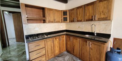 La casa que siempre soñaste en la encantadora ciudad de El Carmen de Viboral, en el departamento de Antioquia, está esperando por ti. Localizada en una zona residencial privilegiada, esta hermosa propiedad tiene un área total de 74 M2, distribuidos en una construcción de 74 M2 y una área privada de 74 M2, para que puedas disfrutar de amplios espacios y un estilo de vida cómodo y acogedor. A medida que te adentras en la vivienda, encontrarás una moderna cocina integral que te brindará la comodidad y funcionalidad que necesitas para preparar tus platillos favoritos. Además, podrás disfrutar de abundante agua en cada uno de los baños de la propiedad, lo que te permitirá relajarte y cuidar de tu bienestar y el de tu familia.

Esta casa cuenta con 2 acogedoras alcobas, perfectas para descansar después de un largo día de trabajo o para acomodar a tus invitados. Además, 2 baños completos te brindarán la privacidad y confort que mereces. Y, para mayor comodidad, esta propiedad incluye un garaje privado para que puedas estacionar tu vehículo con tranquilidad y seguridad. Desde su ubicación privilegiada, esta propiedad te ofrece la cercanía a colegios y universidades de alta calidad, para que puedas asegurar una excelente educación para tus hijos. Además, podrás disfrutar de parques y zonas verdes cercanas, ideales para hacer ejercicio o disfrutar de un picnic en familia durante los fines de semana. También contarás con zonas deportivas cercanas, perfectas para practicar tu deporte favorito y mantener un estilo de vida activo y saludable.

No pierdas la oportunidad de ser dueño de esta hermosa casa en una de las ciudades más encantadoras de Colombia. Contáctanos ahora mismo y agenda una visita para conocer todos los detalles de esta maravillosa propiedad en El Carmen de Viboral. ¡Te esperamos!
