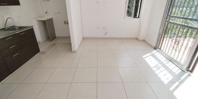 Apartaestudio en arriendo en Envigado, barrio El Salado. Este inmueble de 40 m² está situado en el piso 2 y dispone de 1 baño y 1 parqueadero. Con una antigüedad de 5 años, el apartaestudio cuenta con vigilancia 24 horas. Ubicado en un sector de estrato 3, ofrece una alternativa funcional para quienes buscan vivir en Envigado. El canon de arriendo es de $2.200.000. Para más detalles o coordinar una visita, puede usar las opciones de WhatsApp, quiero que me contacten o ver teléfonos.