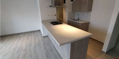 Si estás buscando un apartamento para alquilar en Rionegro, Antioquia, ¡no busques más! Tenemos la propiedad perfecta para ti. Con una ubicación privilegiada en una de las zonas más cotizadas de la ciudad, este apartamento cuenta con una área total de 76.17M2, distribuidos de forma inteligente en sus espacios internos y externos. ¡Continúa leyendo para conocer todos los detalles de esta increíble propiedad!  Al ingresar al apartamento, te recibirán los amplios espacios de su área construida y privada de 76.17M2. Allí, encontrarás dos cómodas alcobas, perfectas para acomodar a tu familia o para utilizar una como estudio o biblioteca. Además, cuenta con dos baños completos, uno de ellos en la habitación principal, brindándote total privacidad y comodidad en tu día a día.

Si eres amante de la vista panorámica, este apartamento tiene mucho que ofrecerte. Disfruta de un balcón que te permitirá contemplar los hermosos atardeceres y la naturaleza que rodea la zona. También cuentas con una cocina integral equipada con todos los electrodomésticos necesarios para preparar tus comidas favoritas. Y no te preocupes por el calentador, ya que este apartamento cuenta con uno instalado para tu comodidad. Además, también está equipado con citófono e internet para tu conveniencia. Pero las comodidades no se limitan a los espacios internos, ya que este apartamento también cuenta con características externas que te encantarán. Desde un acceso pavimentado hasta un ascensor, todo está pensado para tu confort. Además, su ubicación cercana a centros comerciales y zona urbana te brinda fácil acceso a todo lo que necesitas en tu día a día. También cuenta con circuito cerrado de TV, colegios y universidades cercanas, y un garaje para tu vehículo.

¿Eres amante del ejercicio y el bienestar? Este apartamento tiene todo lo que necesitas. Disfruta del gimnasio y la piscina en la comodidad de tu propio hogar. Y si tienes visitas, no te preocupes, ya que el