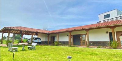 Hermosa Casa Campestre en Alquiler y Venta

¡Descubre este paraíso campestre a solo 10 minutos del parque principal de El Carmen de Viboral!

Ubicada en la vereda Cristo Rey, esta hermosa casa campestre cuenta con:

- 200 metros aproximadamente de construcción
- Área de lote de 1.950 metros cuadrados
- Tres habitaciones cómodas
- Dos baños modernos
- Cocina abierta con salón comedor
- Zona de ropas
- Salón comedor
- Parqueadero cubierto para un carro y capacidad para cuatro carros al aire libre
- Cuatro zonas verdes agradables y hermosas

Con excelentes acabados y ubicación, esta casa campestre es ideal para aquellos que buscan un refugio tranquilo y acogedor.

Valores:

- Alquiler: $4.000.000
- Venta: $950.000.000

Ubicación:

- A 30 minutos del Aeropuerto José María Córdoba
- A 10 minutos del parque principal de El Carmen de Viboral

¡No te pierdas esta oportunidad! Contáctanos para agendar una visita y hacer de este hermoso lugar tu hogar.
