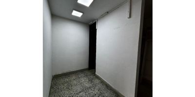 Se arrienda local comercial, cuenta con 10 metros, 1 baño, zona para almacenar, camaras, aire acondicionado,excelente ubicación en zona comercial. 
