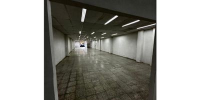 ¡Excelente oportunidad de alquiler de bodega en una de las zonas más prósperas y en crecimiento de La Ceja, Antioquia! Su ubicación estratégica te permitirá tener acceso a importantes vías pavimentadas y a pocos minutos de reconocidos centros comerciales, haciendo de este lugar el sitio ideal para el éxito de tu negocio. Su área terreno y construida de 240 M2, se distribuye de manera inteligente y funcional, permitiendo aprovechar al máximo cada metro cuadrado de la propiedad. Además, cuenta con una amplia área privada de 240 M2 que brinda privacidad y comodidad a tus empleados. ¡Tendrás un espacio perfecto para desarrollar distintas actividades con total tranquilidad!

Sus características internas no se quedan atrás, ya que cuenta con servicios básicos como agua, un baño auxiliar completo, electricidad e incluso internet para que no haya límites en tus operaciones.

No solo disfrutarás de las ventajas dentro de la bodega, sino también en su entorno. Cerca encontrarás una zona urbana con todos los servicios necesarios, colegios y universidades de renombre para brindar a tus empleados un lugar de trabajo enriquecedor y parques cercanos para un merecido descanso. Además, tendrás tranquilidad al contar con circuito cerrado de TV y la comodidad de tener transporte público cercano y una amplia oferta comercial a tu alcance. ¡No pierdas esta oportunidad de hacer crecer tu negocio en un lugar estratégico, con todas las comodidades y servicios que necesitas! Contáctanos ahora y agendaremos una visita para que puedas comprobarlo por ti mismo.
