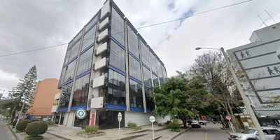 oficina iluminada de 104 metros, cuenta con un espacio abierto, una oficina privada de gerencia, sala de juntas, dos baños y cafetería, pisos en cerámica, vista exterior, cuenta con dos garajes cubiertos, el edificio cuenta con salón de conferencias en el primer piso, terraza con comedor y baños, batería de baños para hombre y mujeres en cada piso y tres ascensores, esta muy bien ubicado cerca a la clínica el Country, estaciones de Transmilenio, cómodas vías de acceso, carrera 15, autopista norte, calle 82 y 85, al rededor buen comercio y parqueaderos públicos.