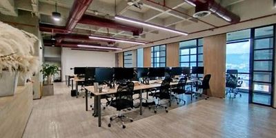 Oficina en sexto piso con 228.33 m2 en dos oficinas unidas, excelente acabados, vista panorámica hacia la ciudad, cuenta con aire acondicionado, 2 baños, cocineta, divisiones internas y 4 celdas de parqueo. Ubicada en una torre de diez pisos diseñadas para oficinas con áreas que van desde 49 m2 hasta pisos completos de 800 m2. Cuenta con un exclusivo Car Lobby en su plataforma de acceso, 6 ascensores con llamada anticipada que permitirán un mejor desplazamiento por la torre, 2 salas de reuniones, 1 cajero electrónico y locales comerciales con áreas flexibles un lugar único. Actualmente se encuentra rentada desde el 01 de Marzo del 2023 en $15.627.039, contrato con vigencias de 12 meses, con un incremento de IPC, el valor del predial anual es de $16.106.888 y su administración mensual es de 2.057.165.