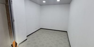 Local en arriendo en Unilago, Chapinero

¡Tu vitrina en la zona tecnológica de Bogotá! Local de 16 m² ubicado dentro del reconocido Centro de Tecnología Unilago, junto al cajero Bancolombia. Cuenta con excelente iluminación, puerta persiana metálica tipo cortina, energía monofásica, piso en baldosa común y acceso a baños públicos dentro del centro comercial.

Zona de alto flujo peatonal y comercial, ideal para negocios de tecnología, accesorios, servicios técnicos u oficinas comerciales. No apto para comidas.

Cercano a la Universidad Pedagógica, Universidad Central y Unitec. Vías de acceso: Carrera 15, Calle 78, Calle 79, Autopista Norte y Carrera 16A. El centro comercial cuenta con portería 24 horas, zona de descarga, CCTV y alarma.

Una excelente oportunidad para crecer tu negocio. Nota: el valor del arriendo no incluye IVA. Aplica cobro de IVA según la normatividad vigente. ¡Contáctanos!