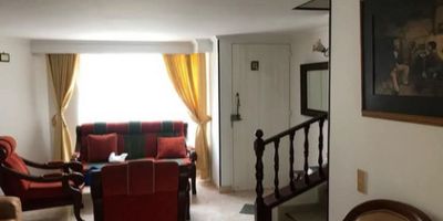 Se vende hermosa casa de 3 pisos en Suba La Campiña ubicada en el conjunto residencial Agrupación de Viviendas Las Navetas IiI. En el primer piso se encuentra la sala, comedor, cocina integral, patio de ropas y un baño social. El segundo piso cuenta con dos habitaciones, una de ellas es la habitación principal con baño privado, además de otro baño completo. En el tercer piso se encuentra un ático con otra habitación y armario. La casa se caracteriza por su excelente distribución y buen estado de conservación. El conjunto residencial ofrece todos los servicios , salón de eventos, seguridad 24/7, mantenimiento, wifi, entre otros. Con una superficie cubierta de 52.48 m2, construida en el año 1987. El precio de venta es de $370&#39;000.000, negociables.  CSS-306

