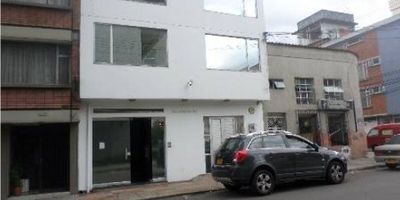 Excelente edificio. Muy buena ubicación, de tres pisos, recepción, citófono, 20 puestos de trabajo, 6 baños, pisos en madera, cuarto de cómputo, dos entradas, oficina de presidencia con baño privado, sala de juntas, ideal para empresas prestadoras de servicios, IPS, empresa de seguros etc.
