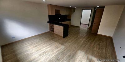 Con una área de 108 m2 de 3 pisos con parqueadero

En el 1 Piso encontramos sala comedor, cocina integral tipo americano, zona de lavandería con patio, baño social.
2 Piso dos habitaciones y un baño auxiliar,
3 Piso estudio, habitación principal con walking closet, balcón y baño privado.
