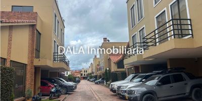 DALA Inmobiliaria vende acogedora casa en chía, sector de alta valorización, excelentes acabados y buena iluminación. consta de: Primer piso: agradable sala con chimenea a gas, comedor independiente con salida a la zona verde con BBQ, para compartir en familia, amplia cocina abierta, zona de lavanderia, baño social, habitación de servicio con baño, 2 parqueaderos cubiertos, 2 piso: hall de alcobas, habitación principal con vestier y baño con tina, 2 habitaciones con closet cada una con su baño, escalera al altillo con terraza, para disfrutar de los atardeceres de la hermosa vista chimenea a leña  y habitación con baño, el conjunto cuenta con  33 casas, parque infantil, salon social, y zonas verdes, vigilancia 24 horas, cerca a transporte público,centros comerciales, colegios y unversidades.No dejes pasar esta oportunidad única de tener la casa que siempre soñaste. Contáctanos ahora mismo.

 Si estás buscando inmobiliarias en Chía, somos tu mejor opción. También manejamos Bienes Inmuebles en Cajicá y Cota. COD 1886 A-E
