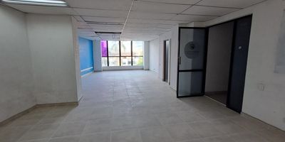 Comoda oficina con parqueadero y vigilancia 24 horas ubicada sobre la avenida Nutibara con San Juan, lo cual asegura un facil acceso y una rapida movilidad, una excelente facilidad de transporte publico y permite acceder a una amplia variedad de oferta comercial, gastronomica, institucional, educativa y de servicios. Su ubicacion en medio de vias arterias permite desplazarse con facilidad a cualquier punto del area metropolitana y regiones cercanas.